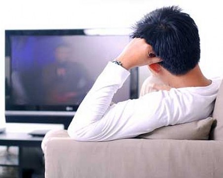 Прекаляването с телевизия по-вредно за сърцето от работата на бюро