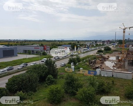 Страшно задръстване на Карловско шосе, колите едва пъплят