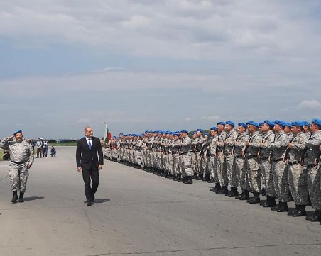 Зрелищно шоу с изтребители и вертолети гледа президентът в Граф Игнатиево