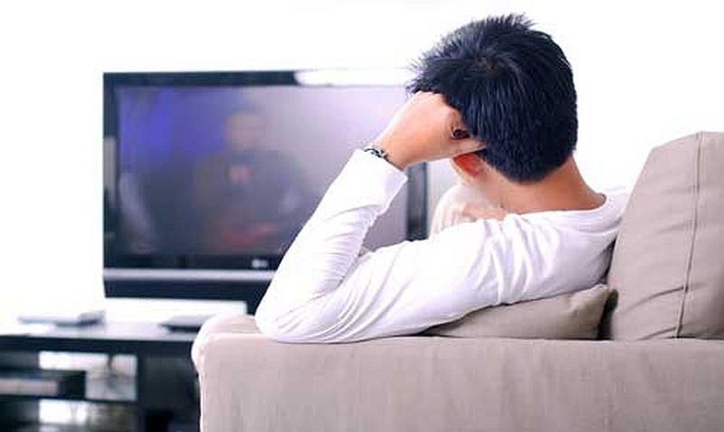 Прекаляването с телевизия по-вредно за сърцето от работата на бюро