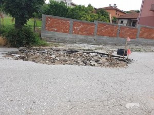 Кратер зейна в пловдивско село след дъждовете
