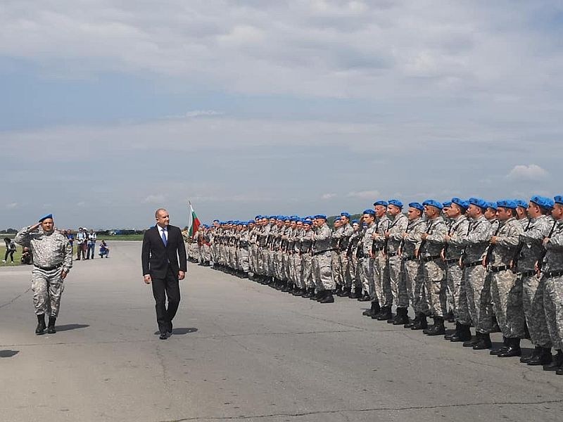 Зрелищно шоу с изтребители и вертолети гледа президентът в Граф Игнатиево