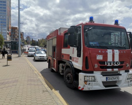 Апартамент горя в София, две жени леко пострадаха