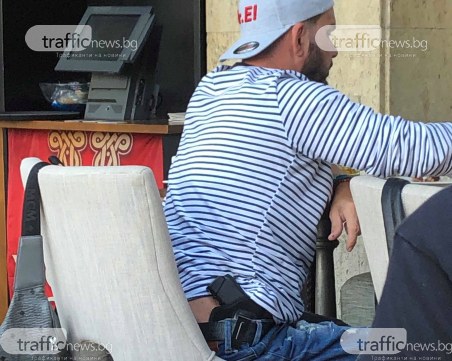 Д-р Енчев се появи със стайлинг на рапър и пистолет в дънките в пловдивски ресторант