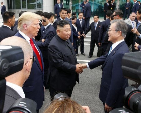 Говорителката на Белия дом пострада при бой между журналисти