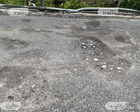 Издълбаният от скали асфалт по пътя Бачково-Пловдив все още не е оправен