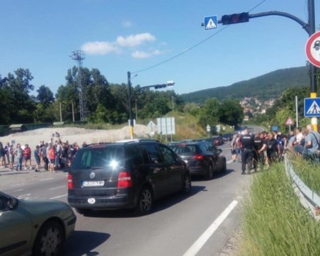 Жителите на няколко села блокираха изхода на София през Владая
