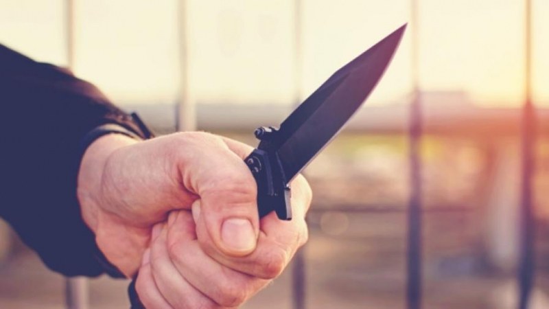 70-годишен скочи с два ножа на съседите си в Царево, нападна и полицаи