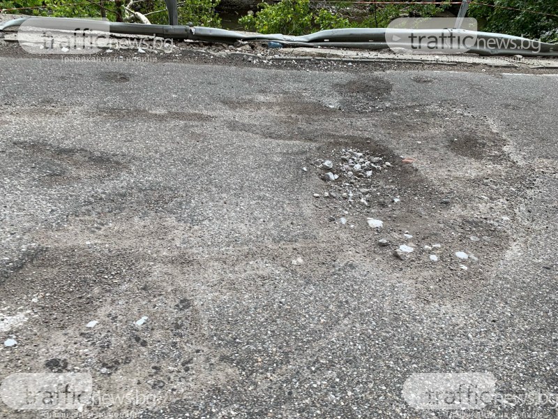 Издълбаният от скали асфалт по пътя Бачково-Пловдив все още не е оправен