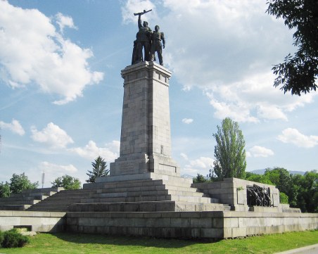 Архитект запали нета с проект да зарови Паметника на съветската армия