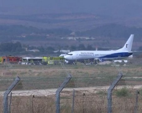 Български самолет кацна аварийно в Тел Авив, една от гумите му се взривила