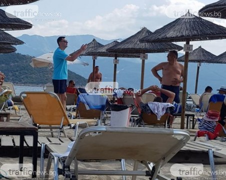 Ден преди уволнението на Кацарски: Иван Тотев на плаж в Керамоти, обикаля с мотора си