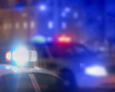 Драматичен опит за арест: Мъж влачи с колата си полицай, удари го в мантинела