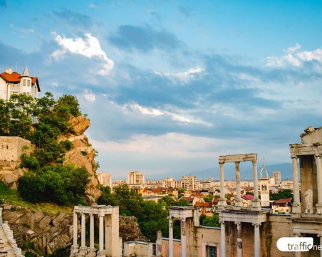 Френски джипси суинг, джаз и каба гайди ще озвучат Античния театър