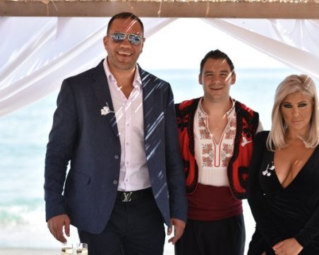 Кобрата и Андреа кумуваха на млада двойка край морето