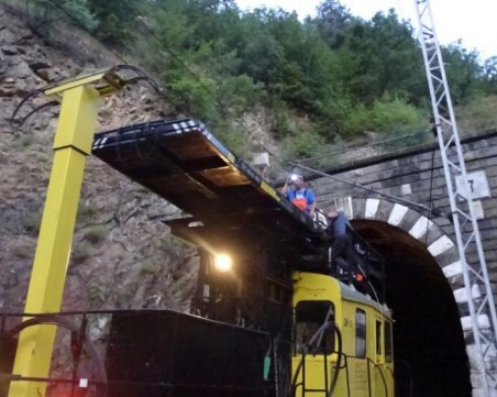 Локомотив аварира край Кресненското дефиле, скъса контактната мрежа