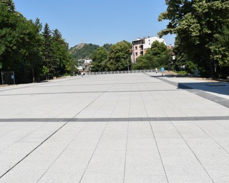 Местят зоната със заведения на пл. 