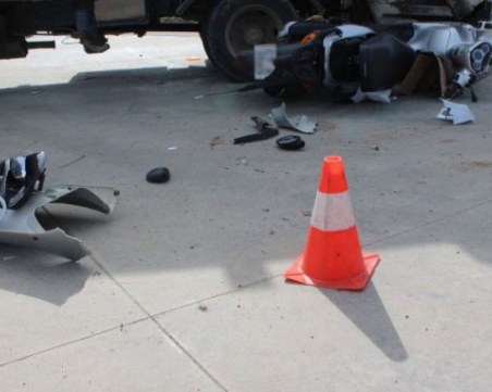 Моторист без книжка е блъсналият се в колата на кмета на Костинброд