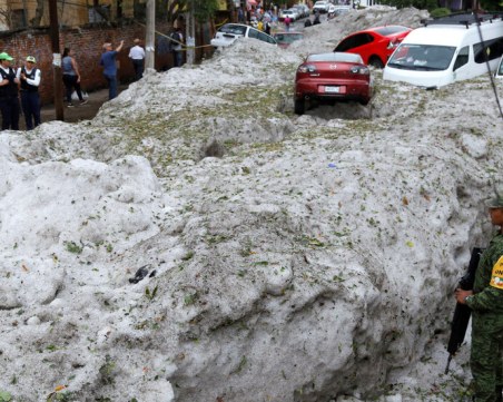 Невиждана градушка в Мексико! Ледената покривка достигна до 1,5 метра