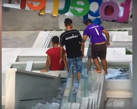 Ромчета превърнаха водната каскада в центъра на Пловдив в аквапарк