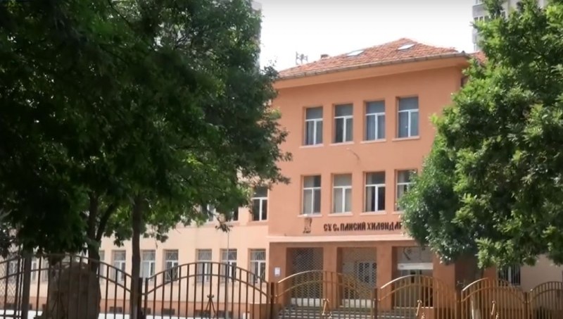 Местят в друго училище ученика от Пловдив, заснет да се гаври с учителката си