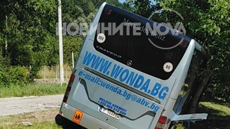 Шофьор загина при удар между автобус и кола край Рибарица