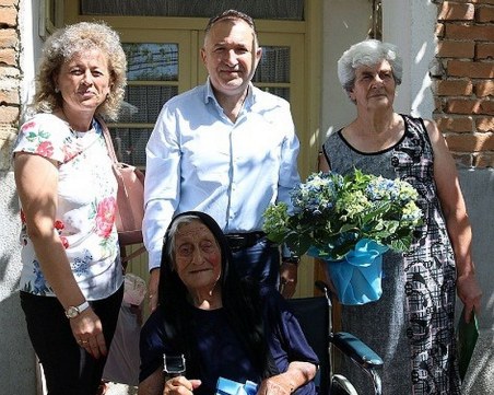104-годишната баба Гена от Карловско: Добре съм, от нищо не се оплаквам