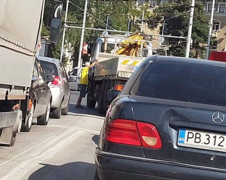 Камион и кола се удариха на Сточна гара в Пловдив