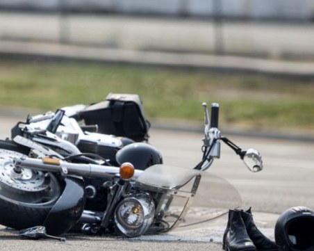 Мотоциклет се блъсна в кола в Брани поле! Двама младежи пострадаха