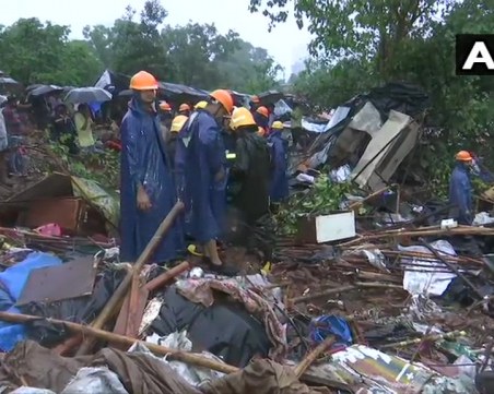 Мусони в Мумбай! Стена се срути - 15 са загинали, 60 са ранени