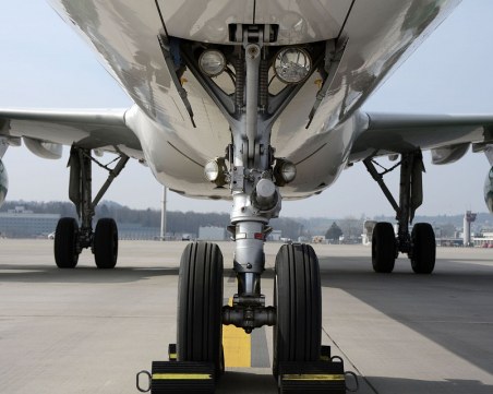 Нелегален пътник падна от самолет в двор на къща в Лондон