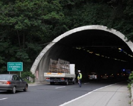 Ограничават движението в тунел 
