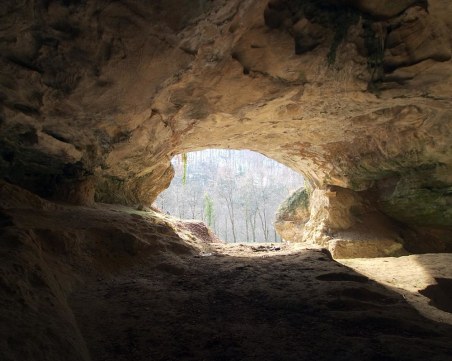 Откриха мистериозна пещера с мраморни колони край Арбанаси