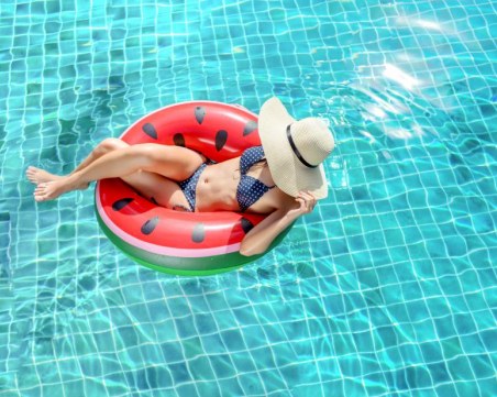 Софиянци щурмуват басейните, поне 10 лв. вход, шезлонг и чадър с морски цени