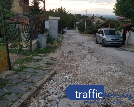 Улица в Куклен като след бомбардировка, хората чакат ремонт от 7 години