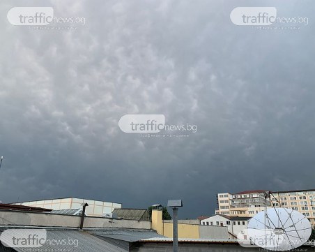 Буря приближава Пловдив, небето е черно