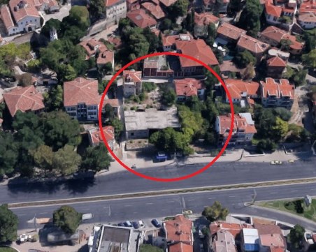 Една от най-известните недовършени сгради в Стария град се продава