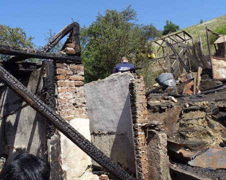 Голям пожар изпепели дома на 4-членно семейство