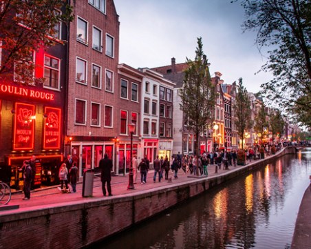 Край на витрините в Квартала на червените фенери в Амстердам, готвят радикални промени