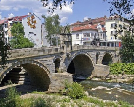 Мъж хвърли детето си от мост в Габрово