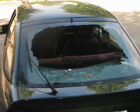 Междусъседски войни: Мъж потроши колата на комшията си с метална тръба, полицията го прибра в ареста