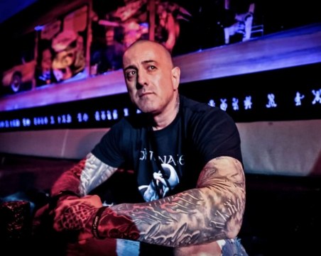 Пловдивски музикант срещу задължителните намордници на кучетата: Властта хапе, а народът го е страх!