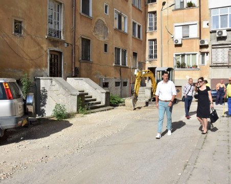 Ремонтират част от разбит пловдивски булевард , оправят голямо междублоково пространство