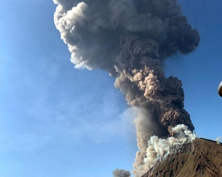 Вулканът на остров Стромболи изригна, погуби турист