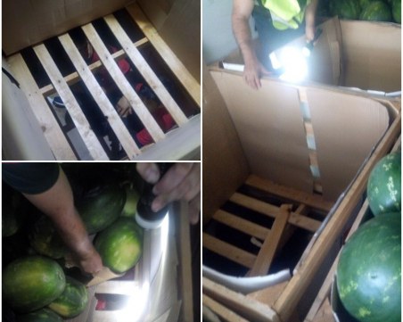 Задържаха петима мигранти скрити в камион пълен с дини