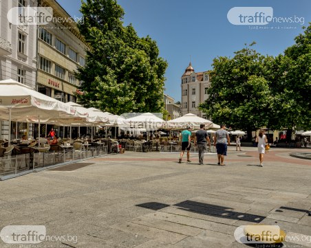 Заради жегата в Пловдив: Главната пустее, телефоните в Спешна помощ прегряха