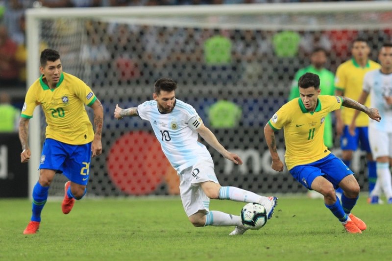 Меси скочи на реферите след загубата от Бразилия
