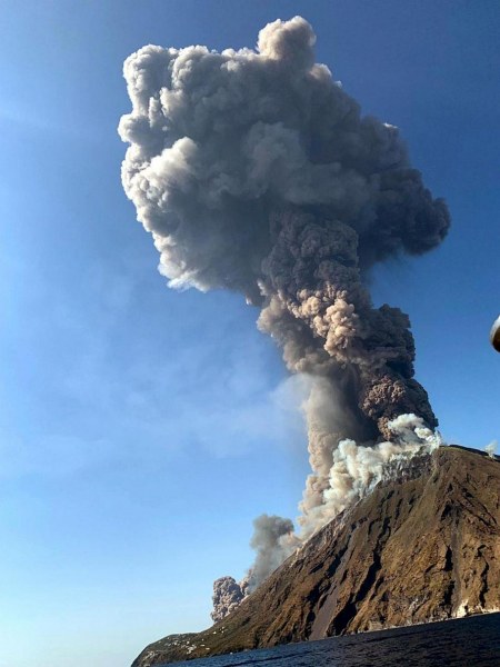 Вулканът на остров Стромболи изригна, погуби турист