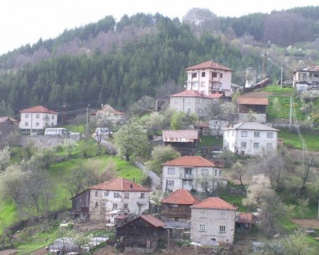 Алпинисти издирват изчезналата възрастна жена в Родопите