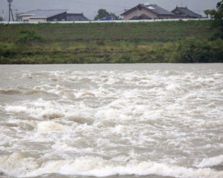 Евакуират над 1 млн. души заради наводненията в Япония